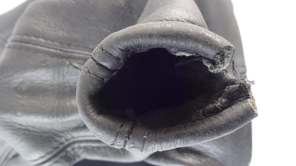 пыльник рычага кулисы кпп б/у \ потертости трещины - 1